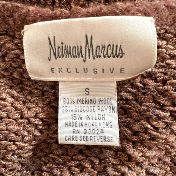 Neiman Marcus Exclusive merino wool Turtleneck Sweater - Picture 4 of 4